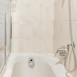 Free Parking - 5 Min By Walk From Center *