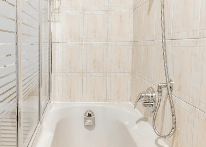 Free Parking - 5 Min By Walk From Center *